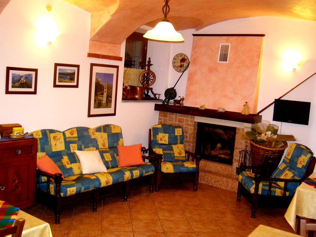 Caprie L'Antico Borgo Rooms Rental מראה חיצוני תמונה