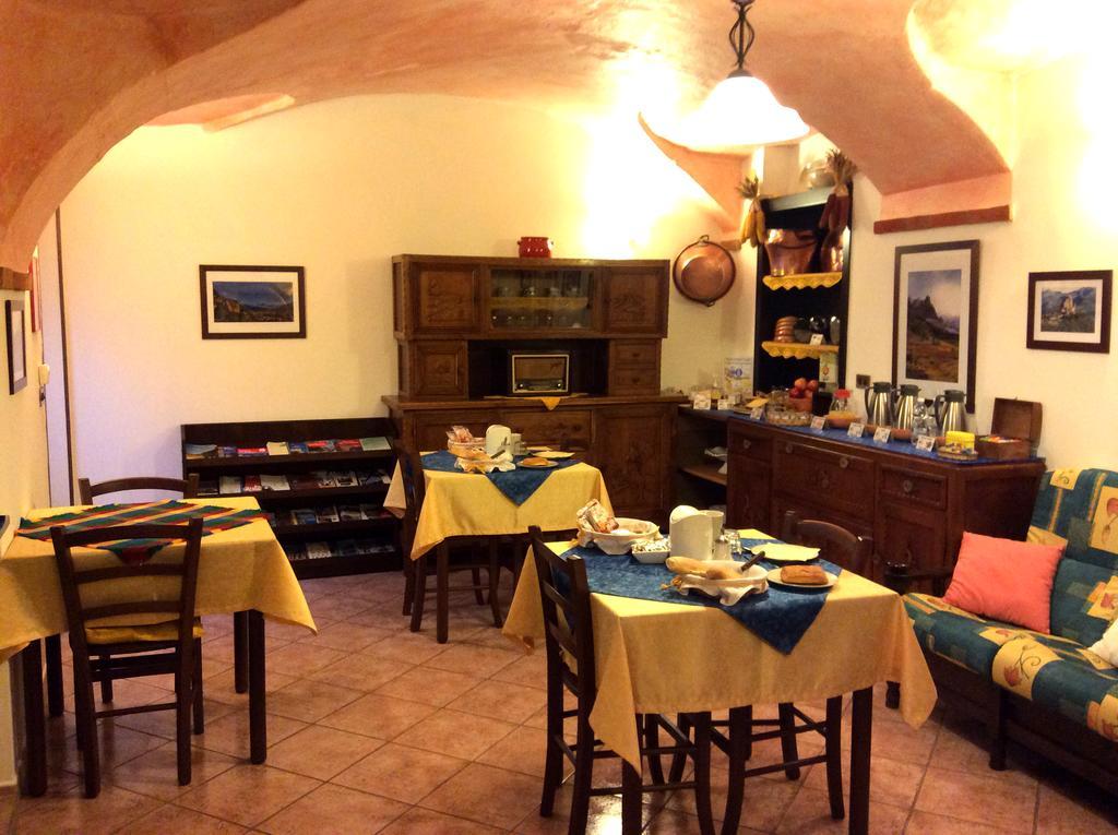 Caprie L'Antico Borgo Rooms Rental מראה חיצוני תמונה