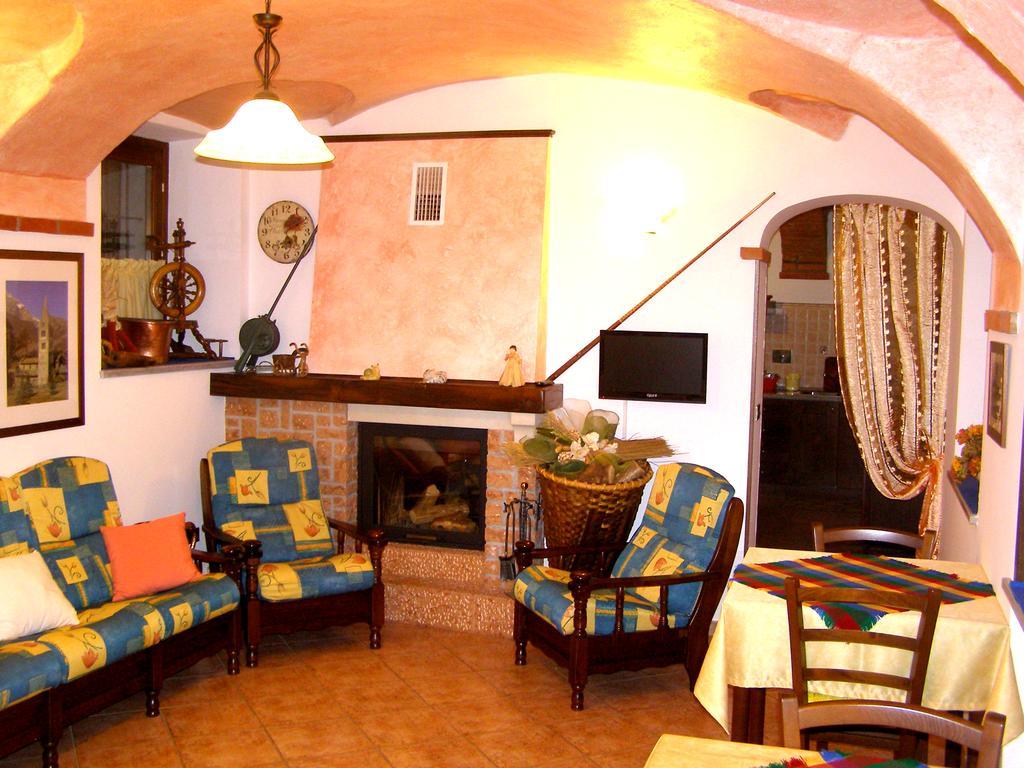 Caprie L'Antico Borgo Rooms Rental מראה חיצוני תמונה